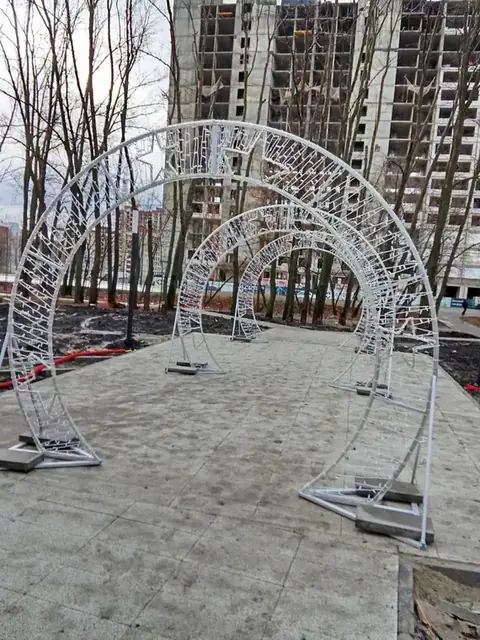 Световые арки в городском сквере